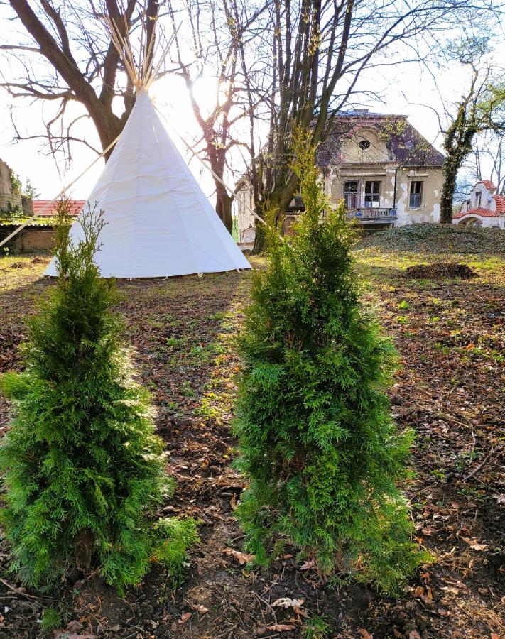 Chateau Moravany - Apartmany, Teepee A Wellness Ronov Nad Doubravou Екстер'єр фото