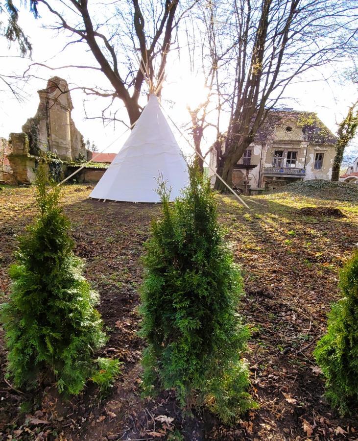Chateau Moravany - Apartmany, Teepee A Wellness Ronov Nad Doubravou Екстер'єр фото