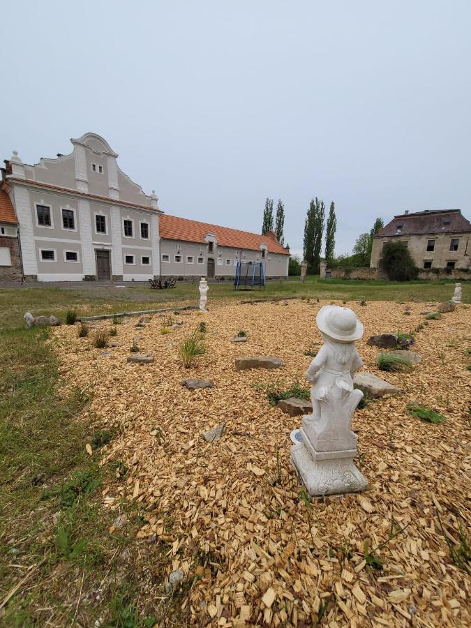 Chateau Moravany - Apartmany, Teepee A Wellness Ronov Nad Doubravou Екстер'єр фото