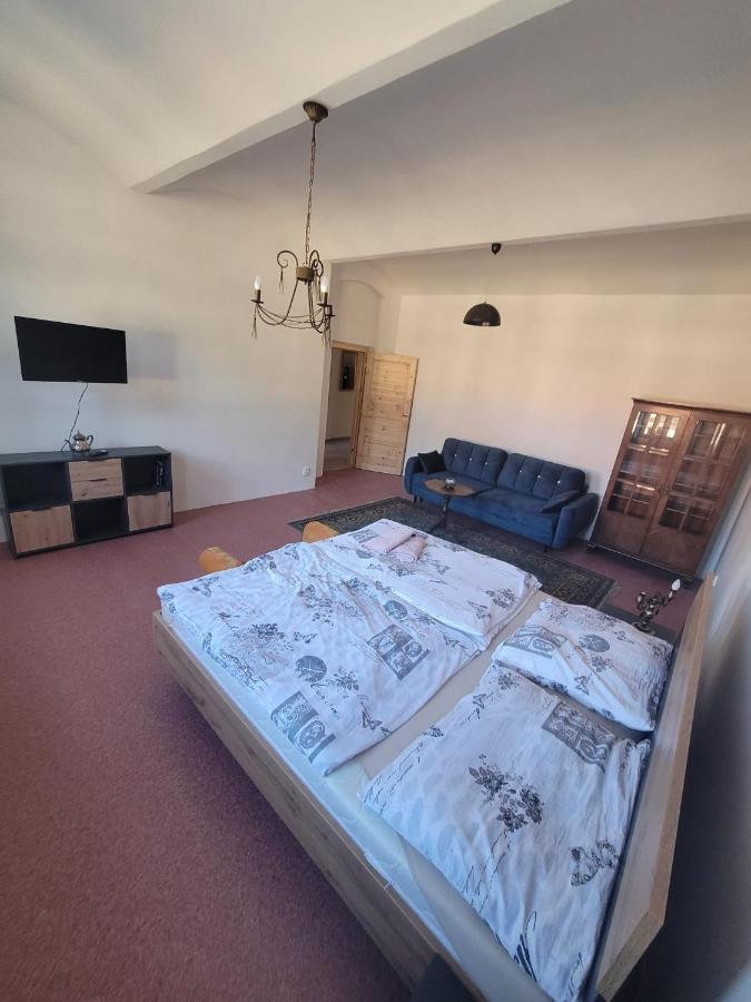 Chateau Moravany - Apartmany, Teepee A Wellness Ronov Nad Doubravou Екстер'єр фото