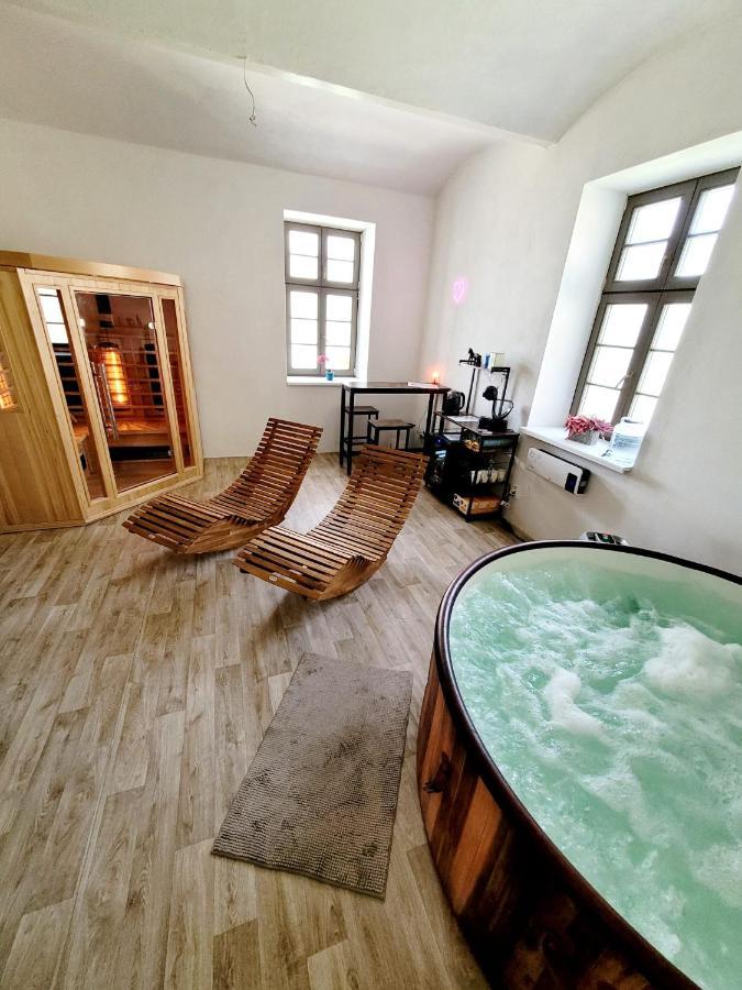 Chateau Moravany - Apartmany, Teepee A Wellness Ronov Nad Doubravou Екстер'єр фото