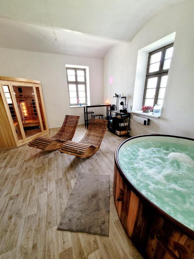 Chateau Moravany - Apartmany, Teepee A Wellness Ronov Nad Doubravou Екстер'єр фото
