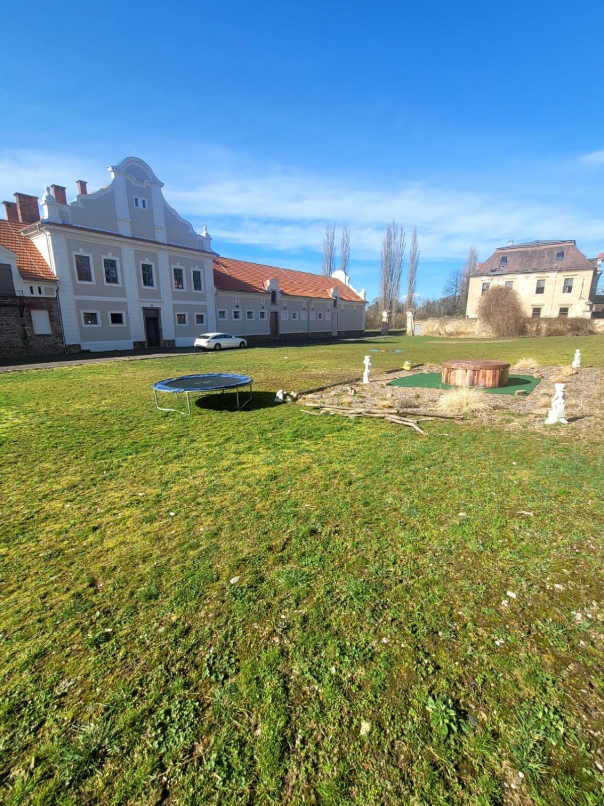 Chateau Moravany - Apartmany, Teepee A Wellness Ronov Nad Doubravou Екстер'єр фото