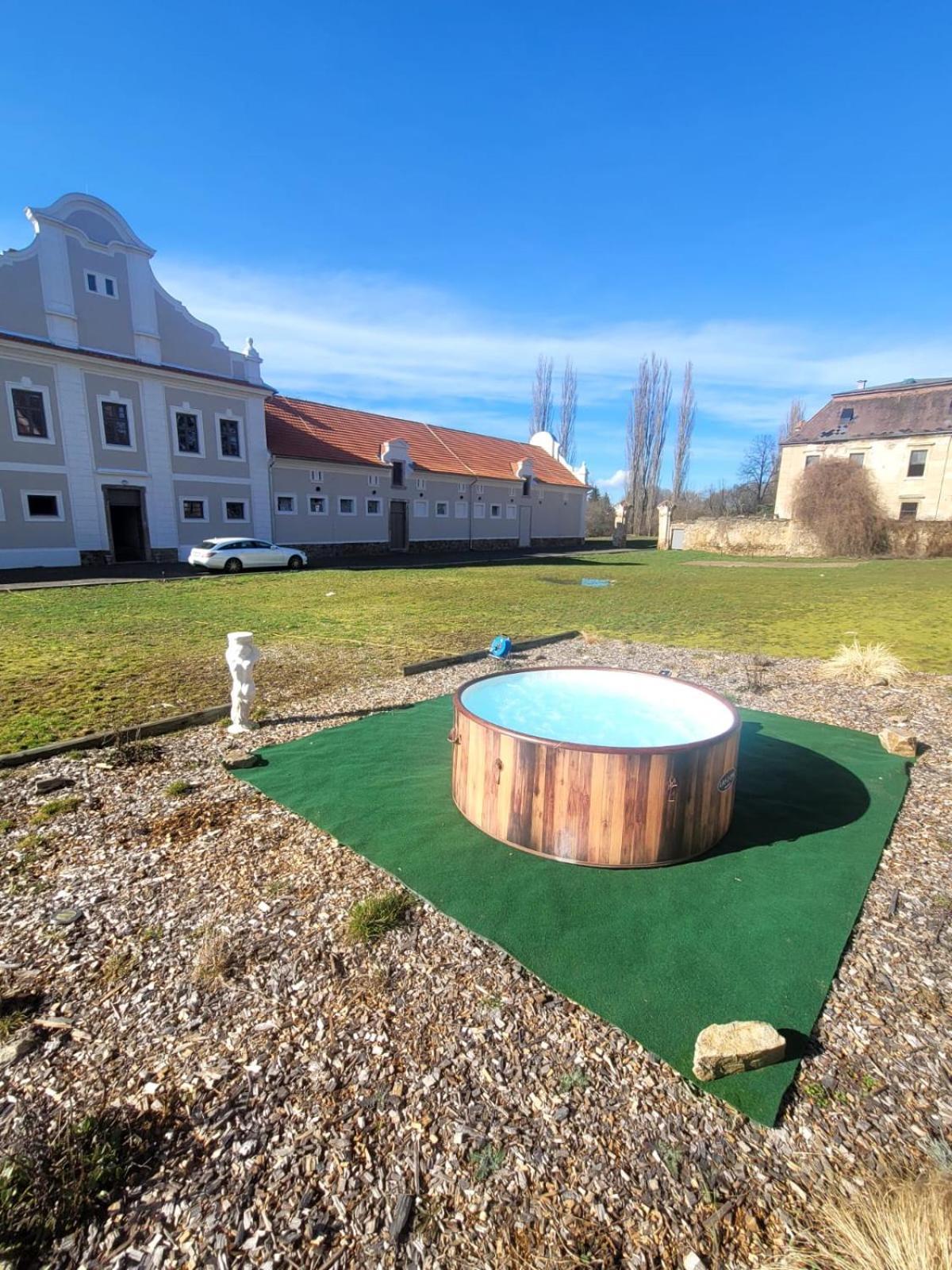 Chateau Moravany - Apartmany, Teepee A Wellness Ronov Nad Doubravou Екстер'єр фото
