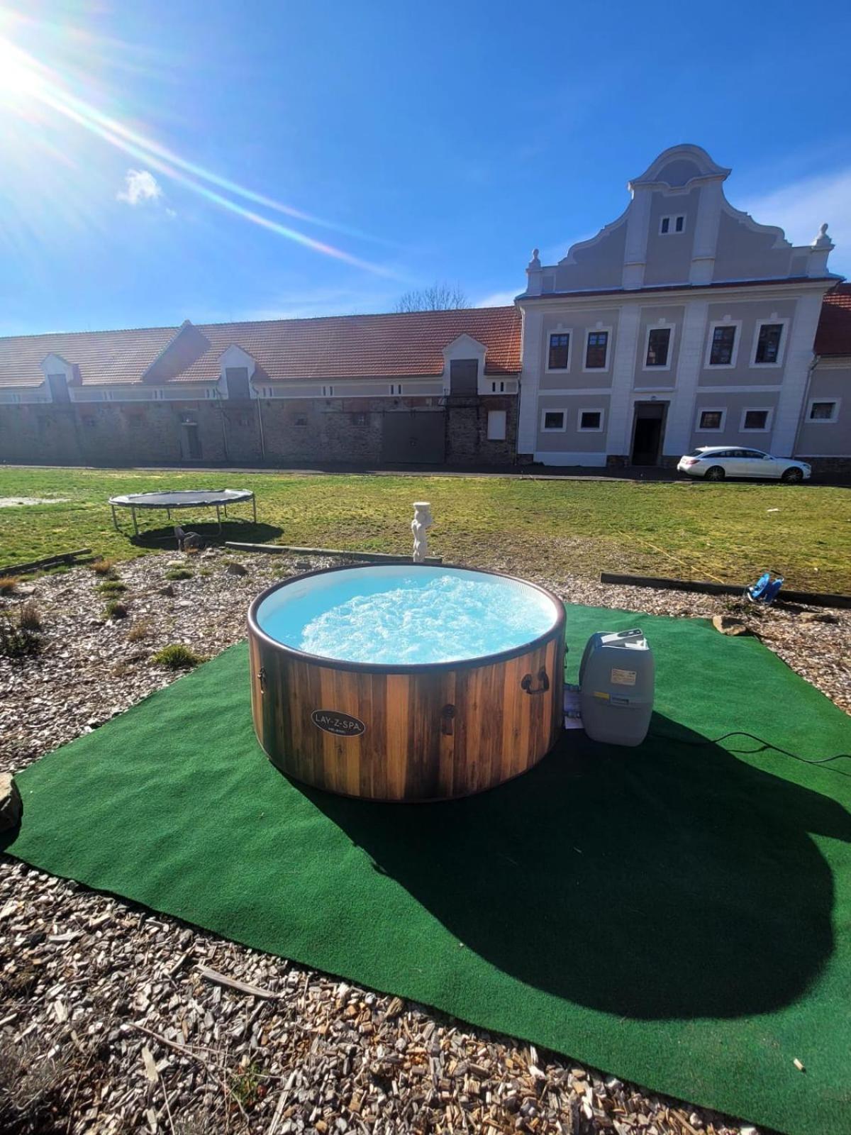Chateau Moravany - Apartmany, Teepee A Wellness Ronov Nad Doubravou Екстер'єр фото