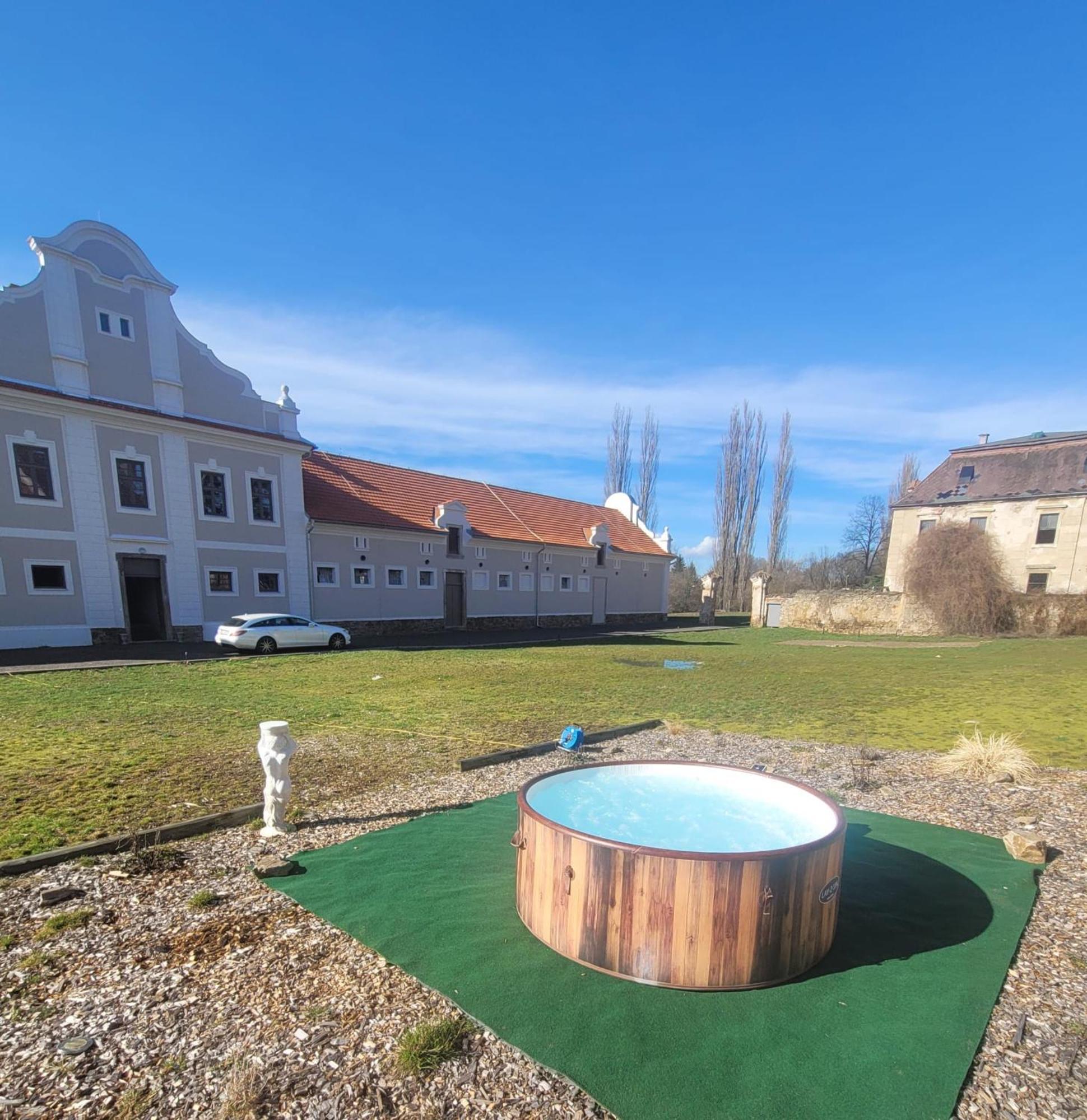 Chateau Moravany - Apartmany, Teepee A Wellness Ronov Nad Doubravou Екстер'єр фото
