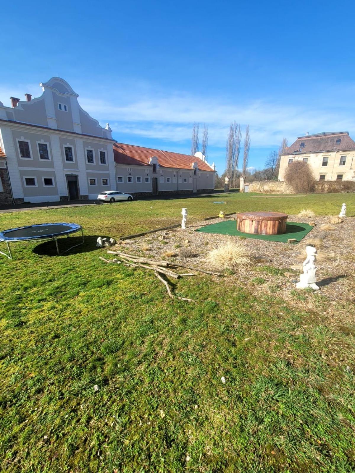 Chateau Moravany - Apartmany, Teepee A Wellness Ronov Nad Doubravou Екстер'єр фото