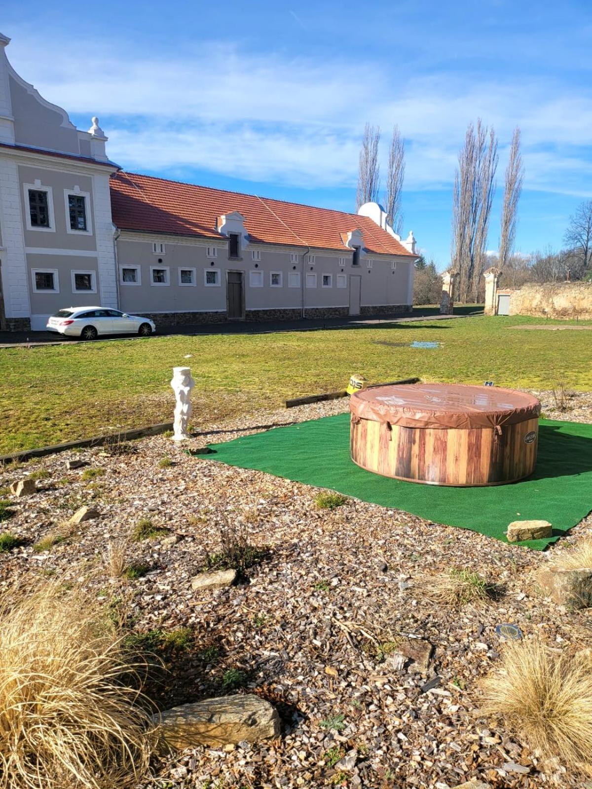 Chateau Moravany - Apartmany, Teepee A Wellness Ronov Nad Doubravou Екстер'єр фото