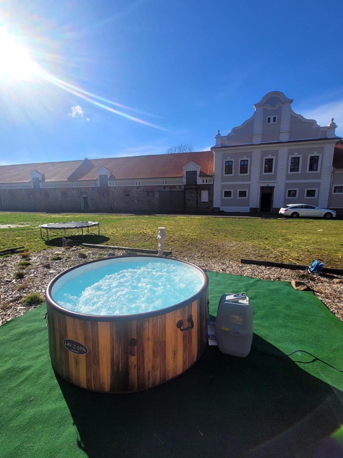 Chateau Moravany - Apartmany, Teepee A Wellness Ronov Nad Doubravou Екстер'єр фото